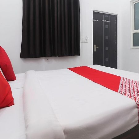 Oyo 67215 Shri Hit Radha Bhawan Hotel Vrindávan Szoba fotó