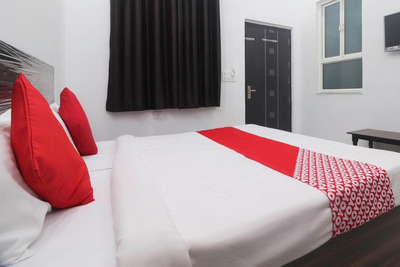 Oyo 67215 Shri Hit Radha Bhawan Hotel Vrindávan Szoba fotó