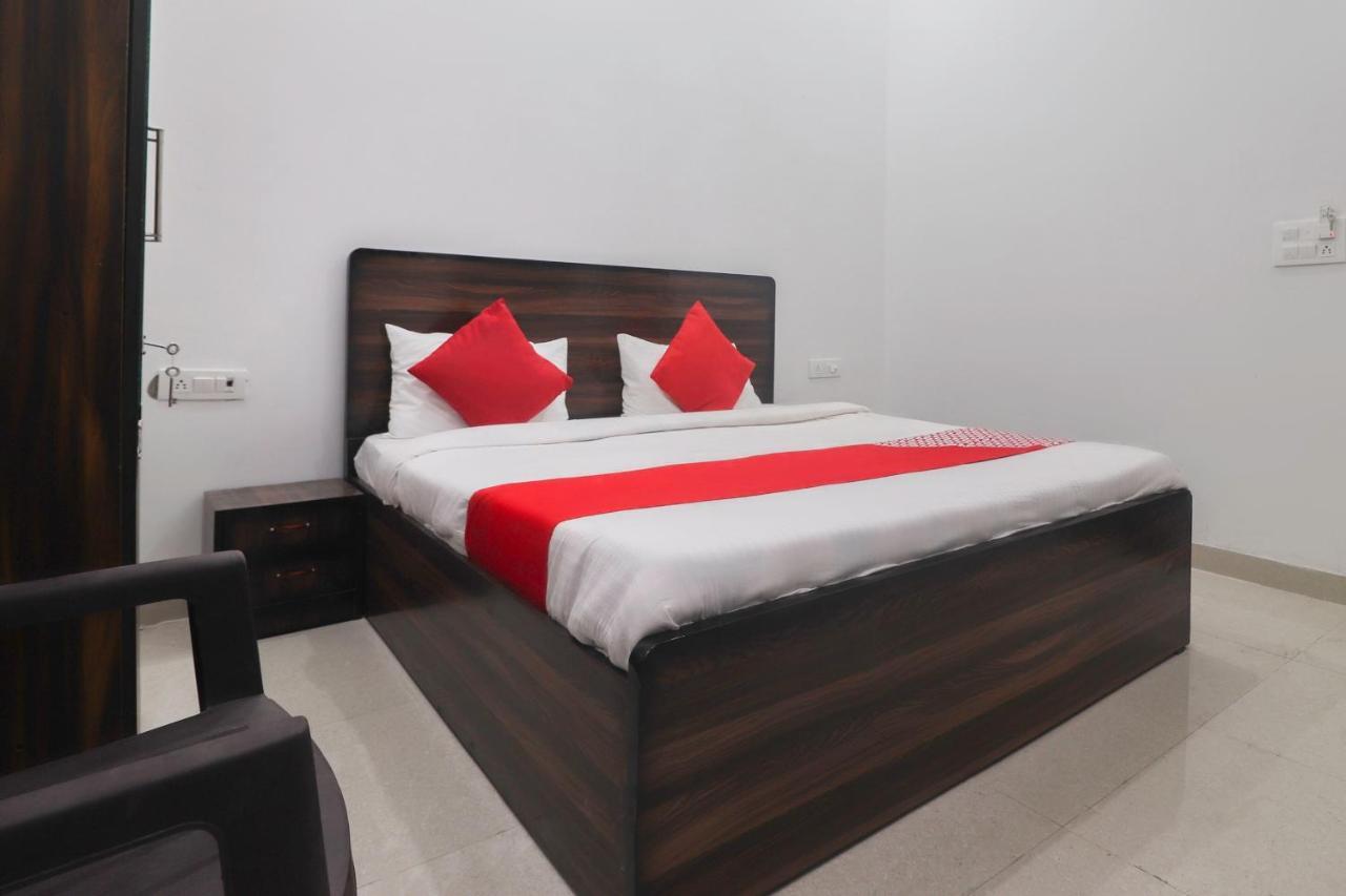 Oyo 67215 Shri Hit Radha Bhawan Hotel Vrindávan Kültér fotó